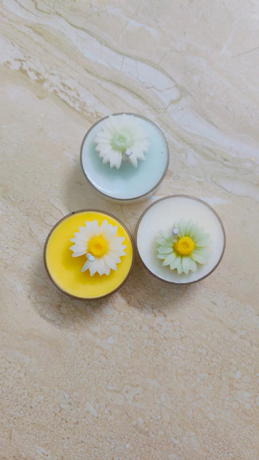 Fiorance Luxe floral soy wax candles with daisy design on marble surface