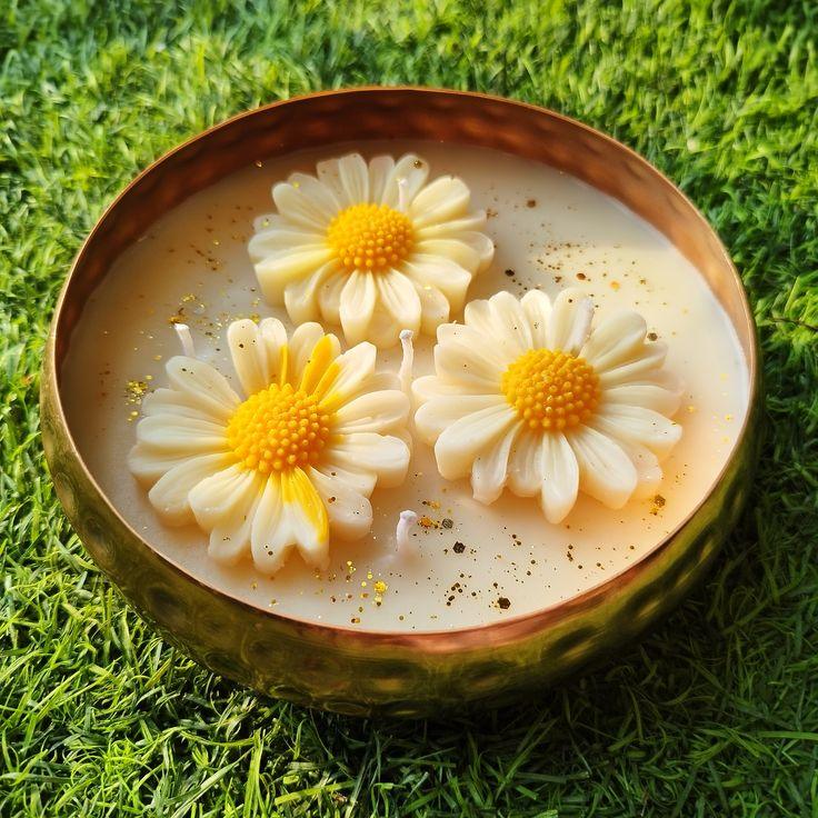 Decorative flowers shaped like daisies in a hammered urli candle