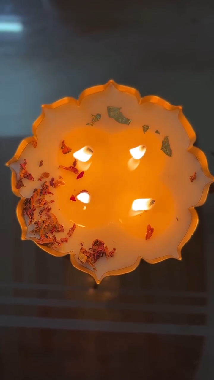 Luxury soy wax floral candle with four flames in a scalloped container, Fiorance Luxe